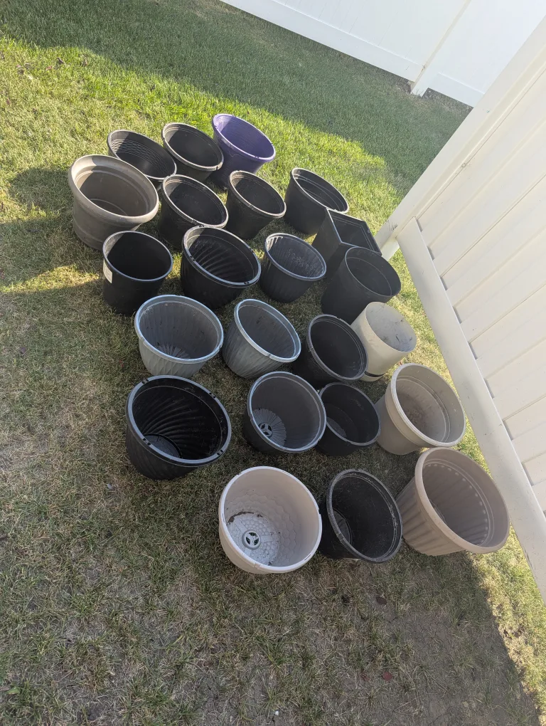 23 plastic flower pots $20obo need cleaning