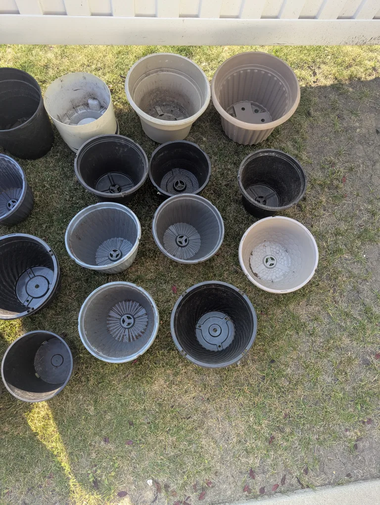 23 plastic flower pots $20obo need cleaning image indicator(3)