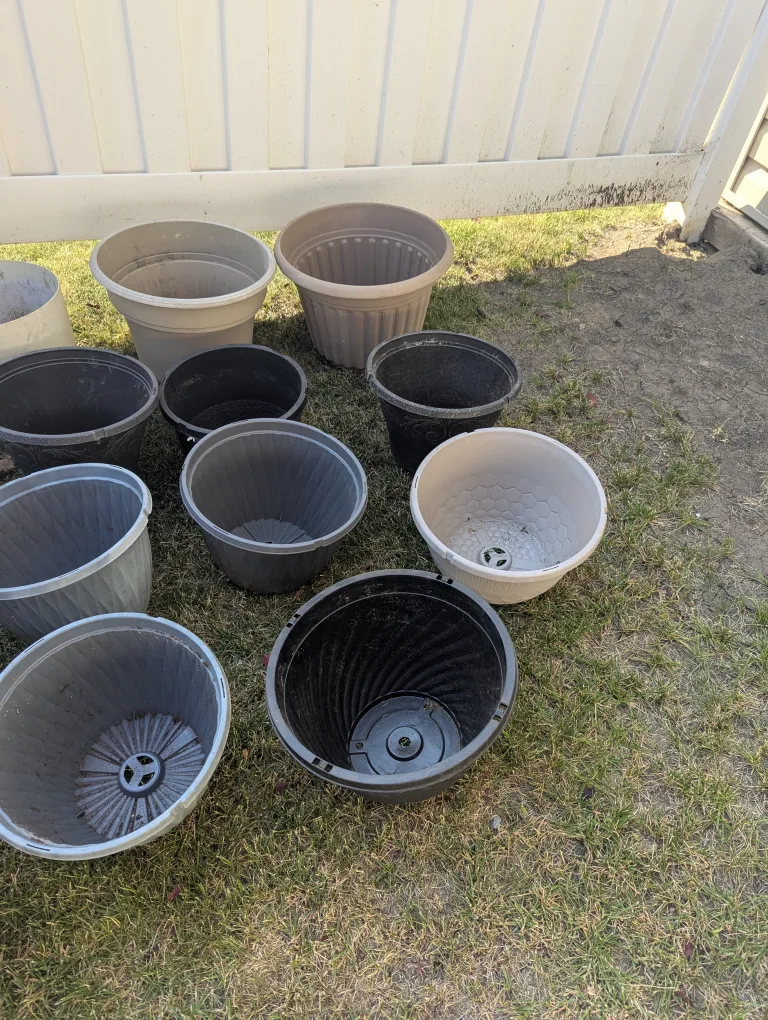 23 plastic flower pots $20obo need cleaning image indicator(4)