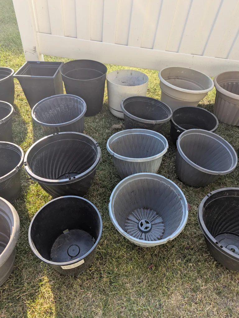 23 plastic flower pots $20obo need cleaning image indicator(5)