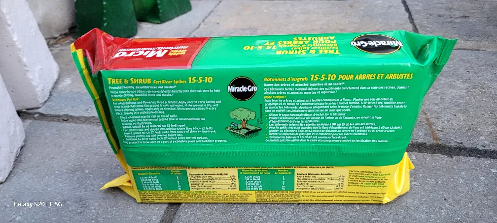 Miracle-Gro Tree & Shrub Fertilizer Spikes 12-Pack image indicator(4)