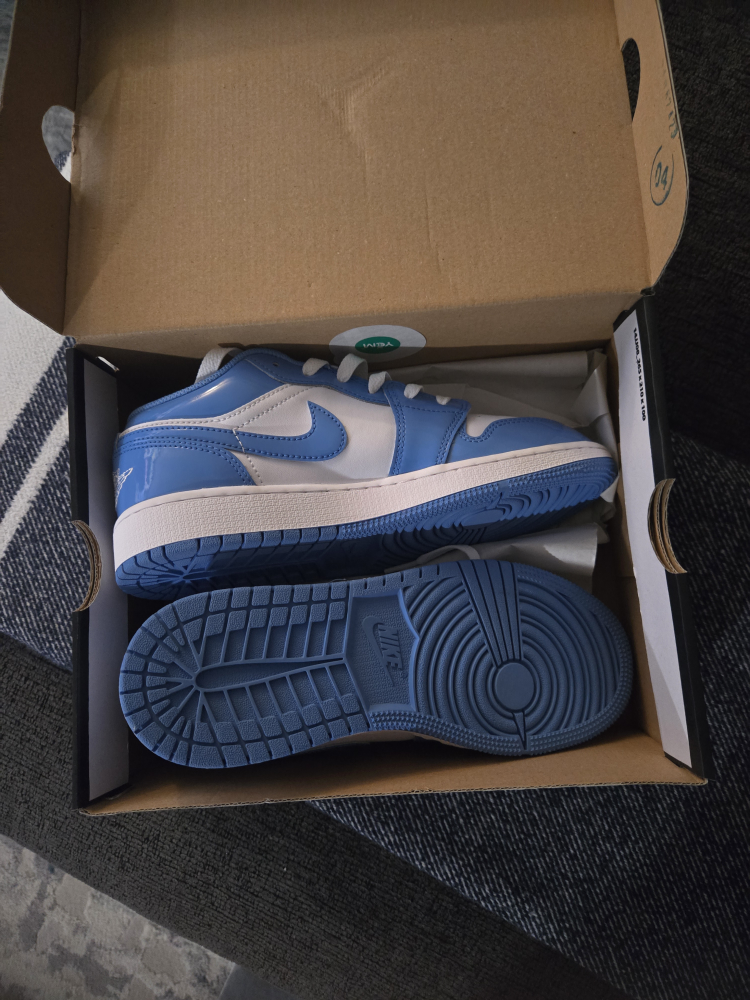 Nike Air Jordan 1 Low UNC - photo 2