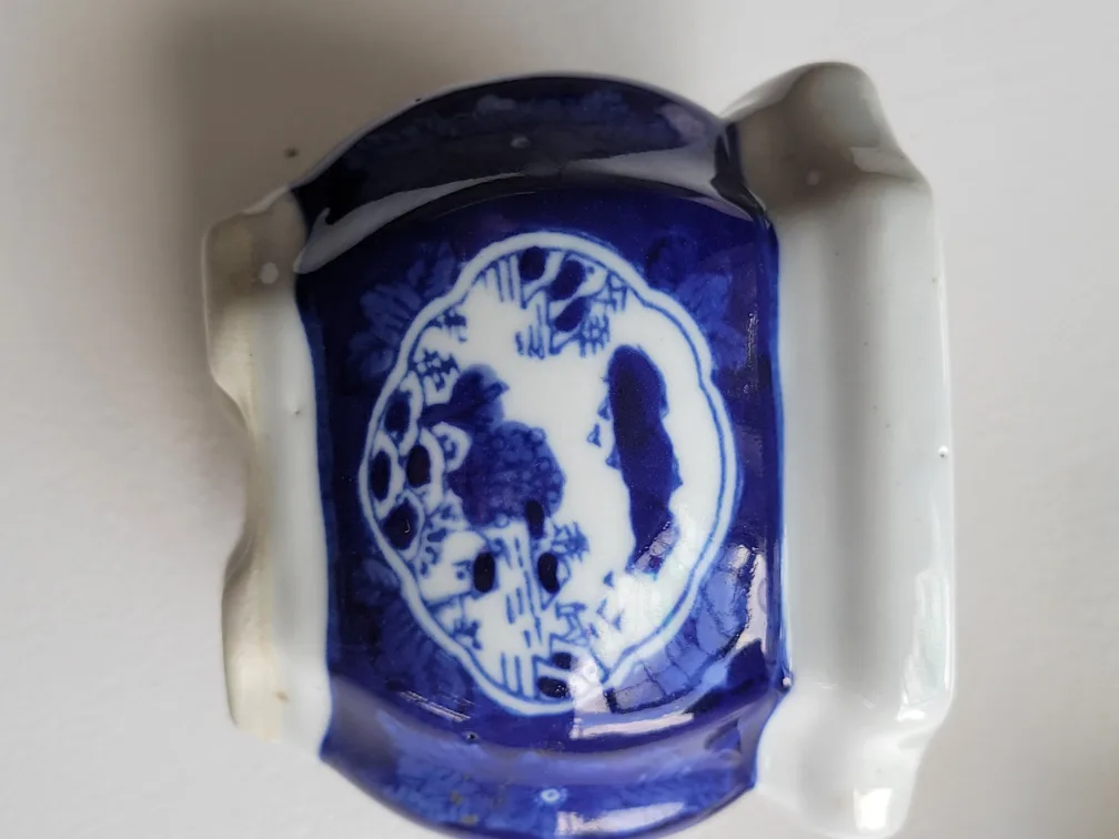 vintage Chinoiserie pot. image indicator(2)