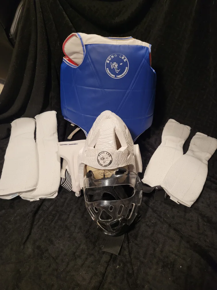 Sung Lee Taekwondo Gear Set thumbnail