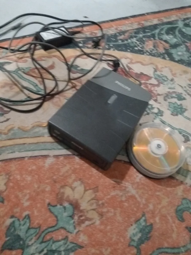 External Philips DVD rewriter drive image indicator(2)