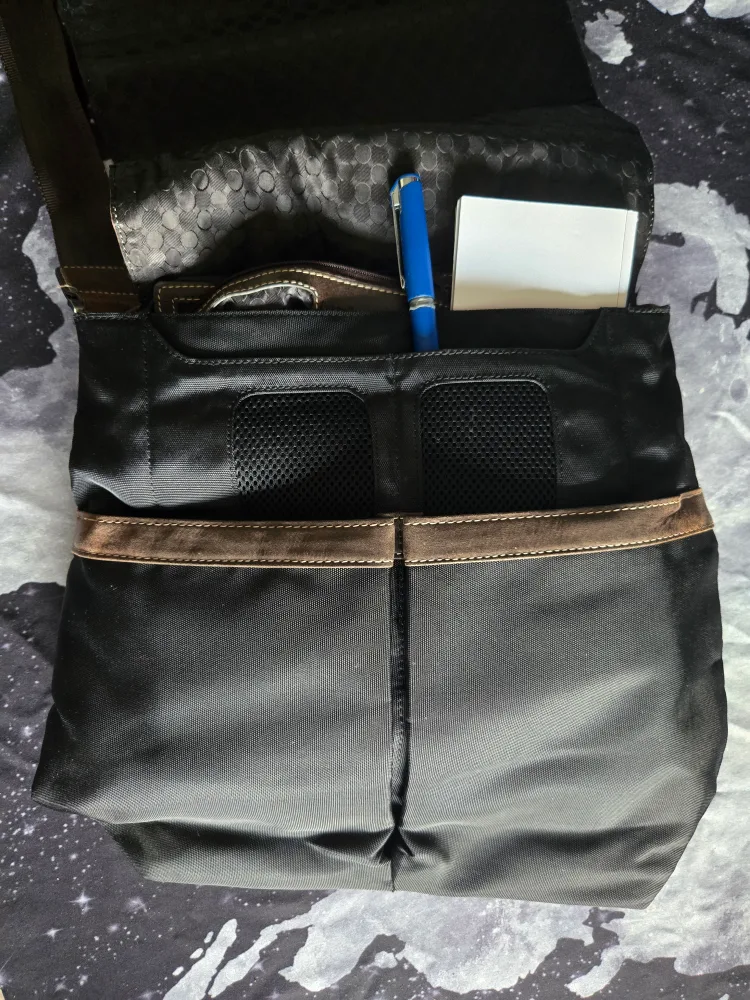 Perry Ellis Messenger Bag image indicator(2)