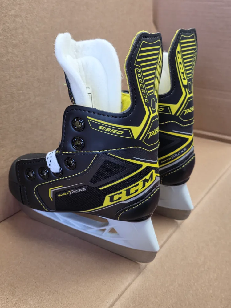 Brand new pair of size 11 CCM Super Tacks 9350 youth ice skates! image indicator(4)