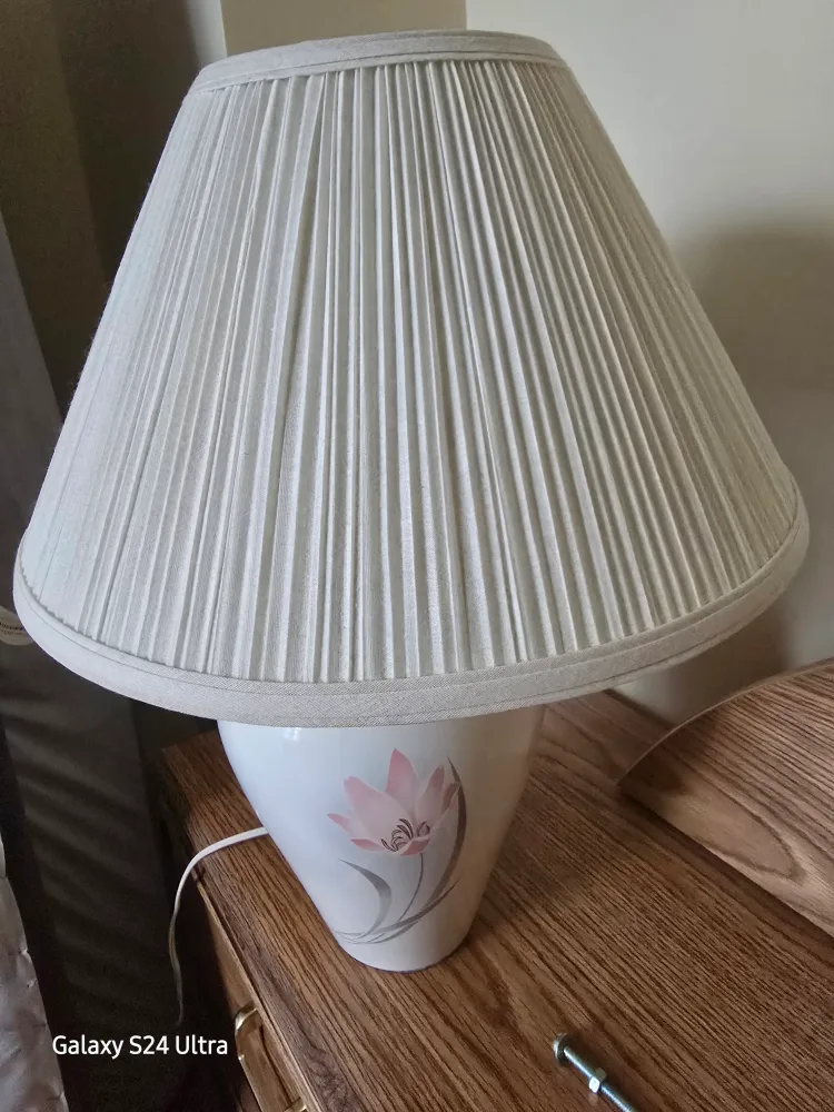 Vintage Floral Table Lamp thumbnail