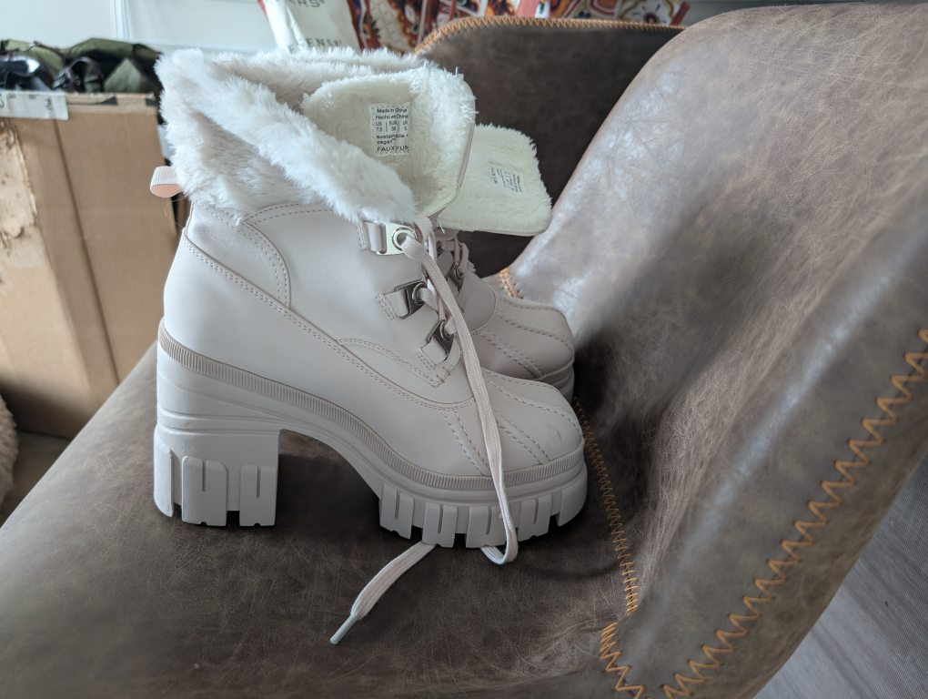 NEVER WORN Faux Fur Lined Boots - photo 3
