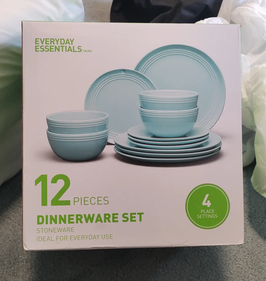 Everyday Essentials 12-Piece Dinnerware Set thumbnail