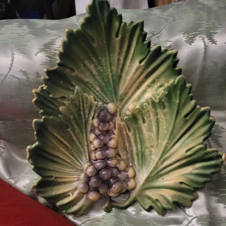 Vintage Leaf Shaped Dish thumbnail