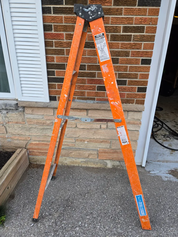 6ft Fibreglass Step Ladder (Lite LP-60697) image indicator(2)