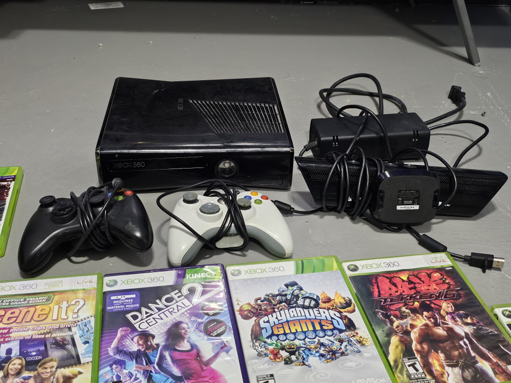 Xbox 360 Console with Games & Accessories.🧡