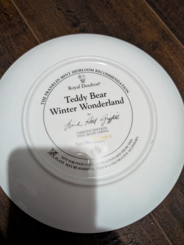 Royal Doulton Teddy Bear Winter Wonderland Plate image indicator(2)