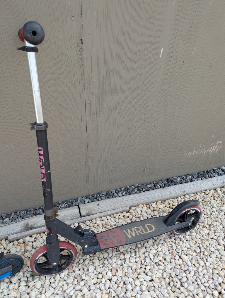 Two Used Scooters - Razor & WRLD - photo 2
