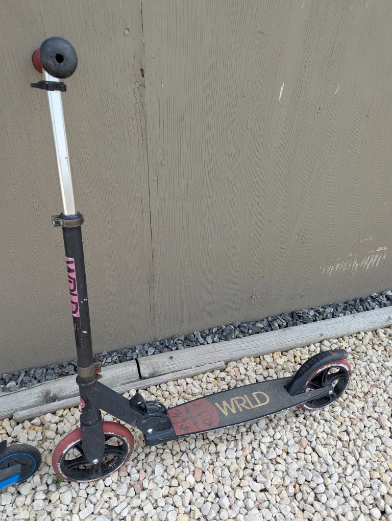 Two Used Scooters - Razor & WRLD image indicator(2)