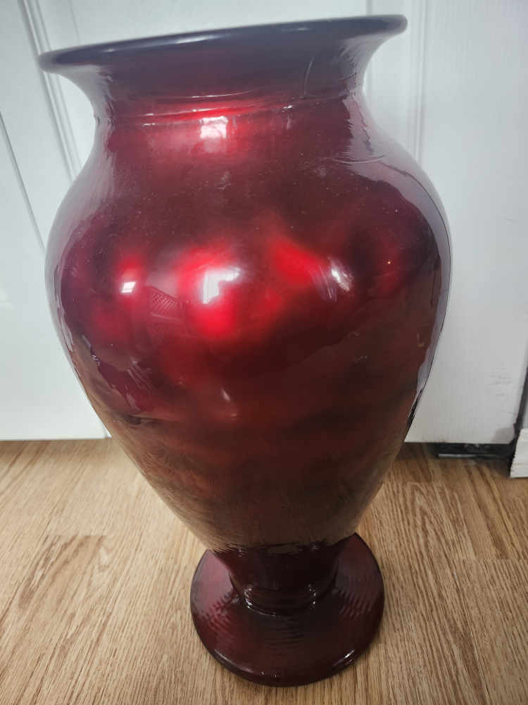 Beautiful Red Vase with gold trim - photo 3