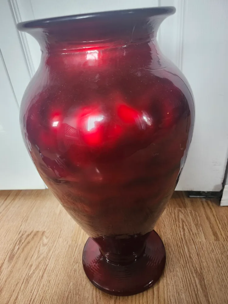 Beautiful Red Vase with gold trim image indicator(3)