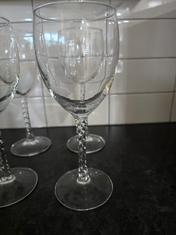 Set of 4 Wine Glasses with Twisted Stems image indicator(2)