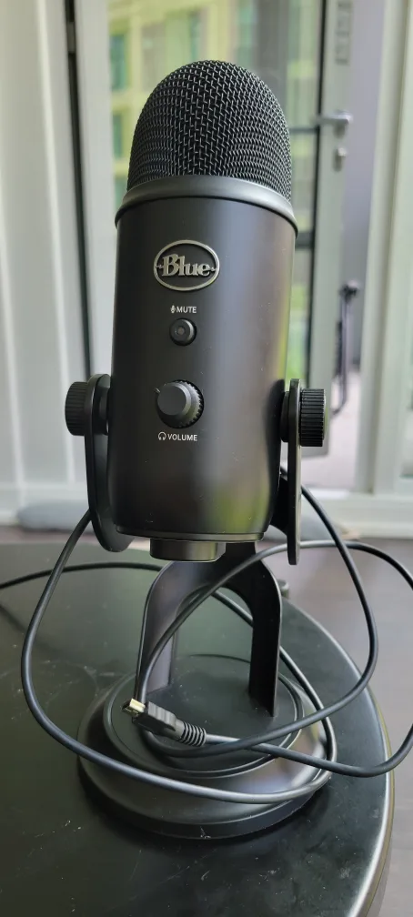 Blue Yeti USB Microphone - Blackout Edition thumbnail