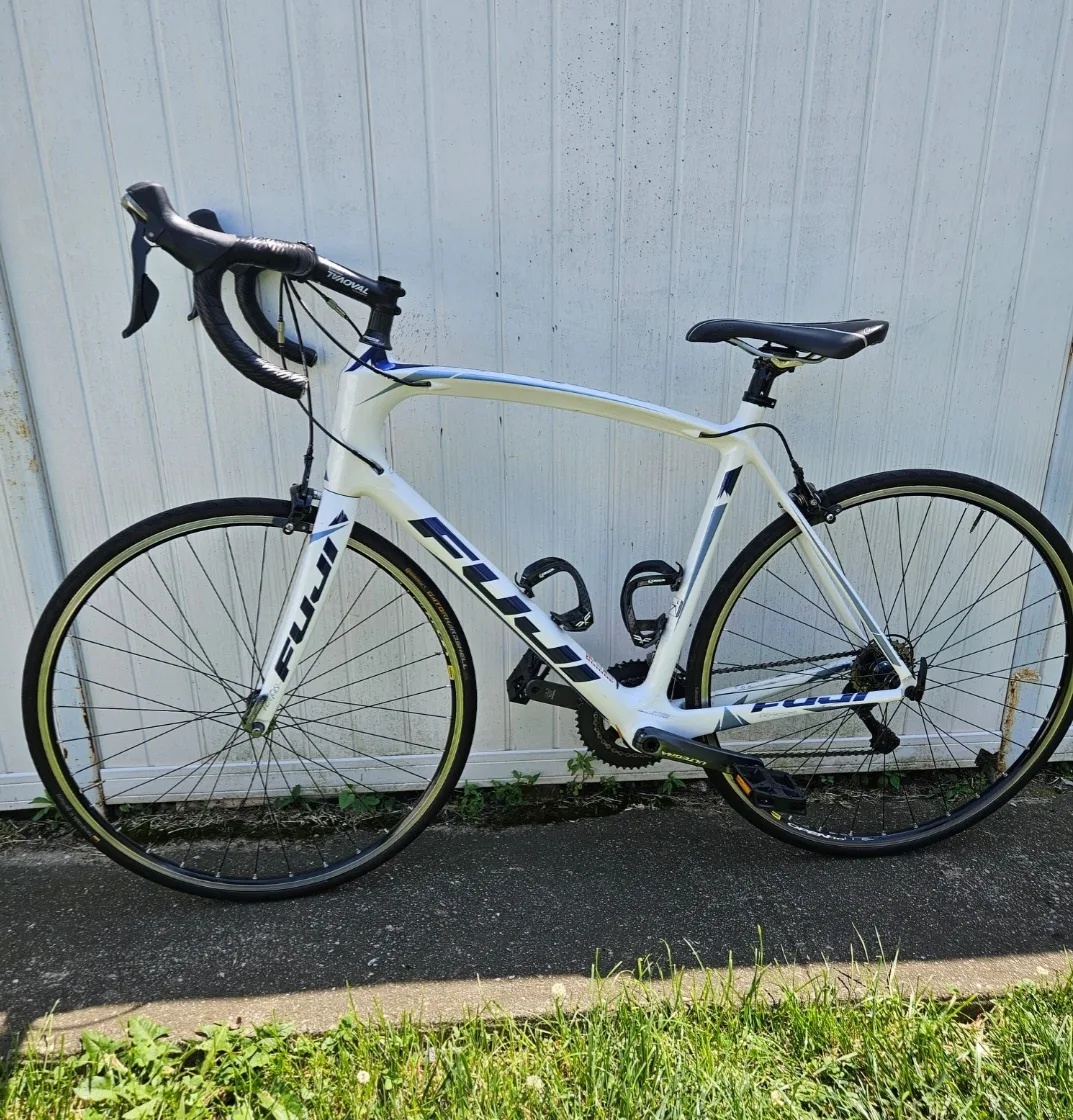 Fuji Granfondo 2.0 LE carbon road bike thumbnail
