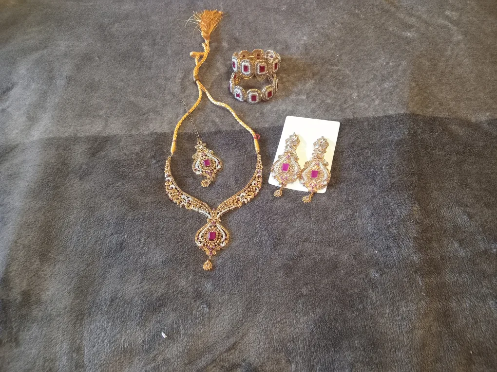 Indian/Pakistani Jewellery Set - Necklace, Earrings, Bracelet image indicator(2)