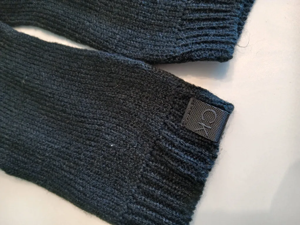 🥕#freecycle Calvin Klein black unisex gloves image indicator(4)