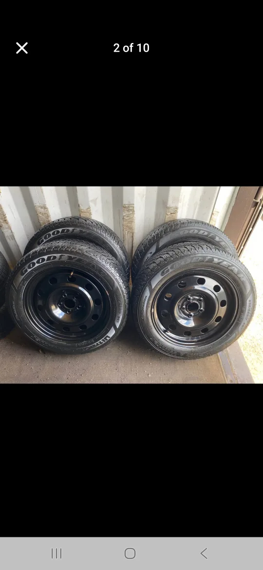 Goodyear Winter Tires 235/55R17 image indicator(2)