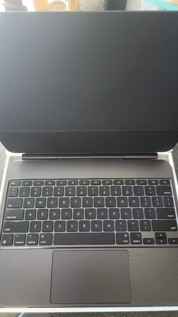 Apple iPad Magic Keyboard 13 " image indicator(2)