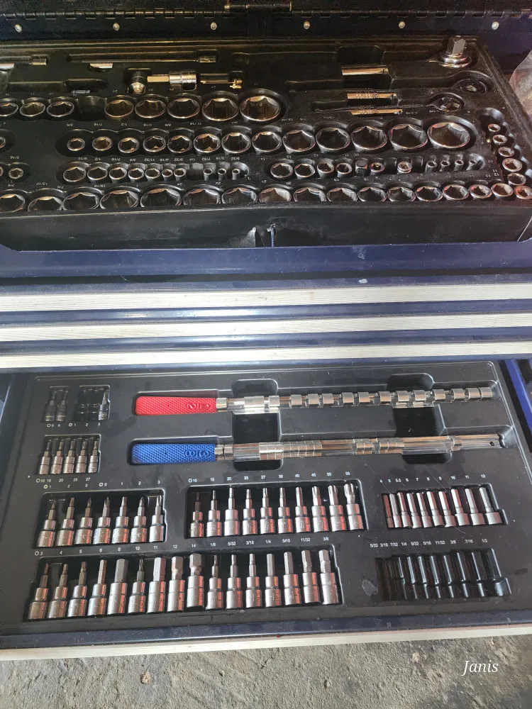 Mastercraft Machanics Tool Chest with Tools thumbnail
