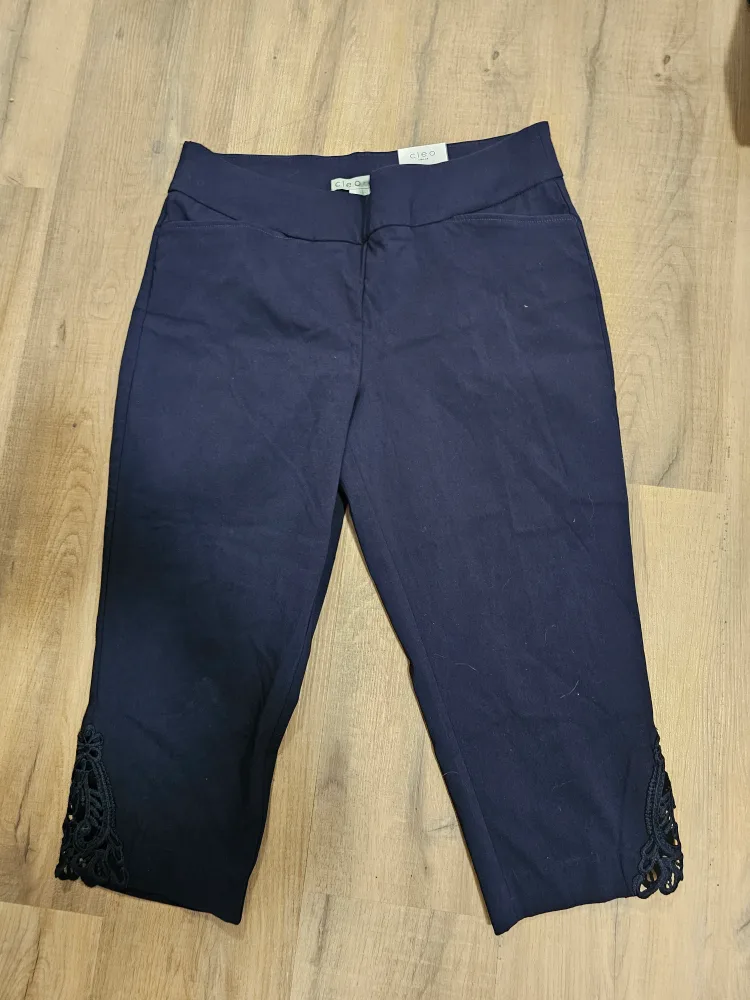 Cleo Petites Slim Capri Pants - L  NWT