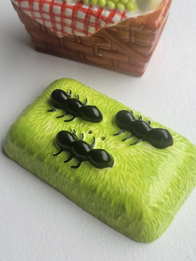 Figi Picnic Basket Salt and Pepper Shaker Set image indicator(9)