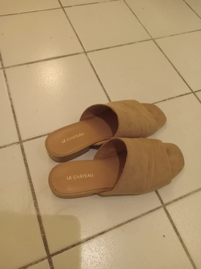 Le Chateau Beige Slide shoes - Size 39 image indicator(3)