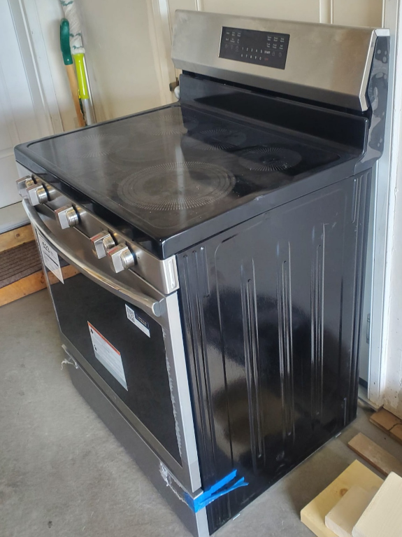 Frigidaire GCGE306CBFD Electric Range - photo 4