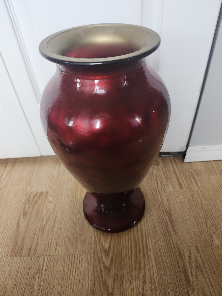 Beautiful Red Vase with gold trim - photo 2