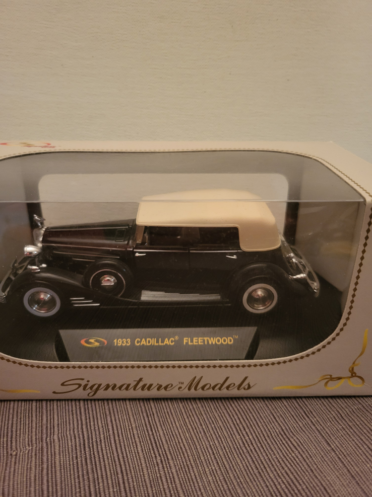 Signature Models 1933 Cadillac Fleetwood - photo 3