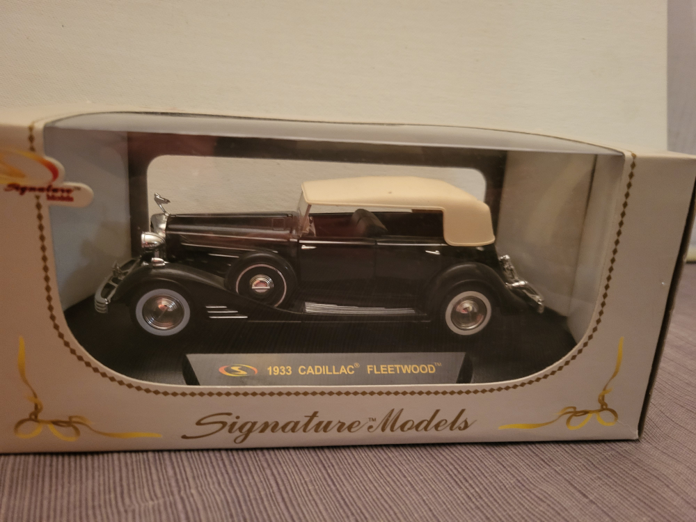 Signature Models 1933 Cadillac Fleetwood - photo 5