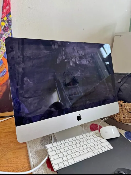 Apple iMac Desktop Computer thumbnail