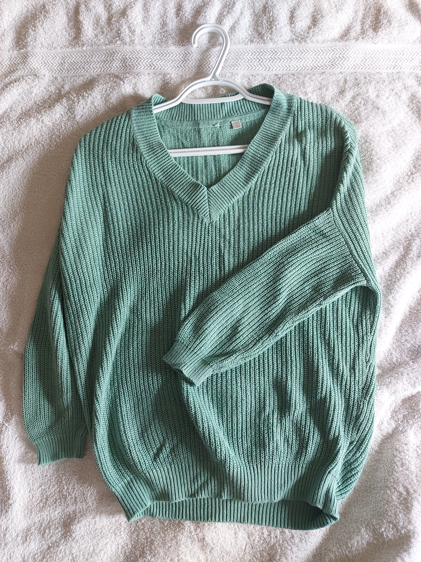Simon's drop shoulder V-neck knit sweater, pale green