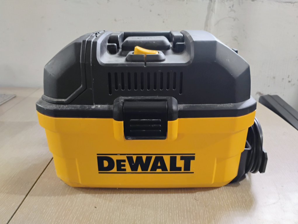 DEWALT DXV04T Portable 4 Gallon Wet/Dry Vacuum