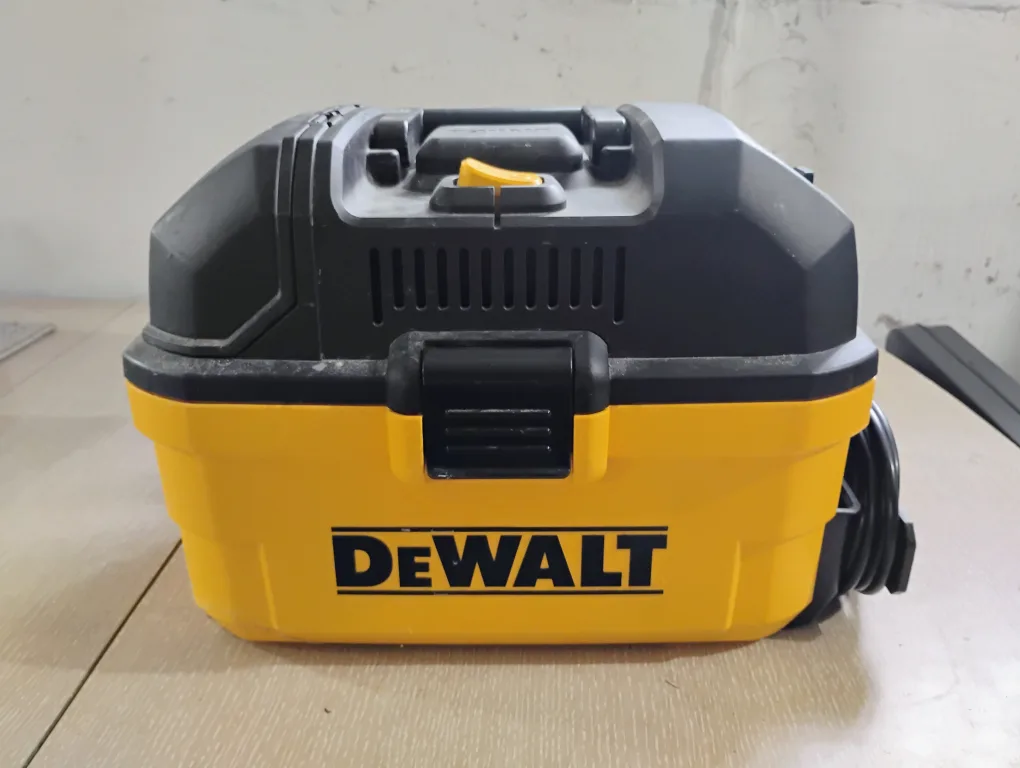 DEWALT DXV04T Portable 4 Gallon Wet/Dry Vacuum