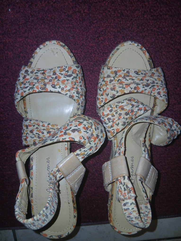 Juliet & James Floral Wedge Sandals - Size 6 - photo 2