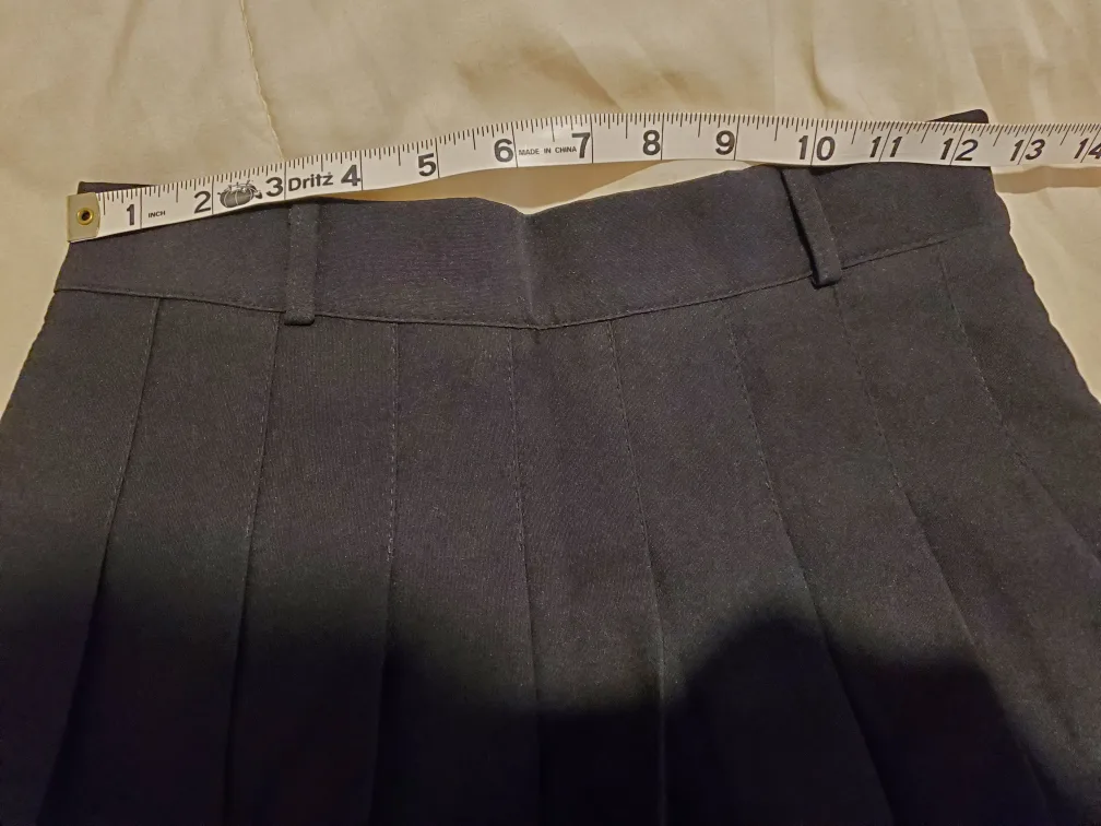 Classic black pleated mini skirt with heart buckle belt image indicator(5)