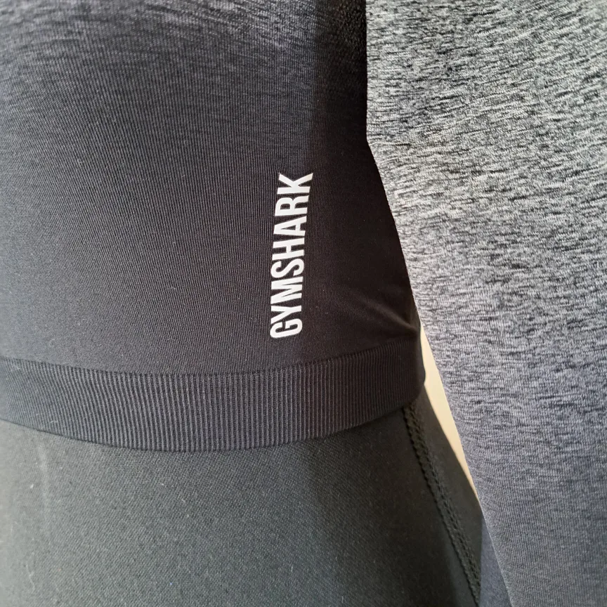 Gymshark Adapt Ombre Crop Top Grey Black Size Small Active Top image indicator(3)