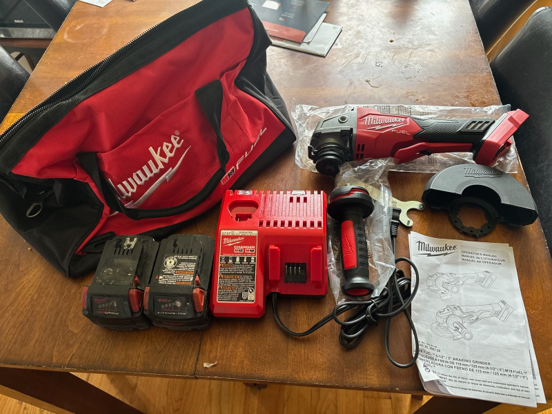 Milwaukee M18 FUEL 4 1/2" Angle Grinder Kit