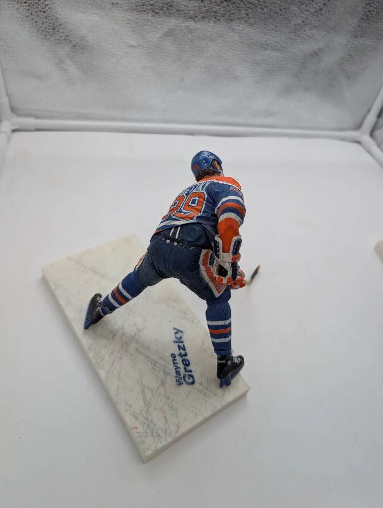 Wayne Gretzky Figurine - Edmonton Oilers image indicator(3)