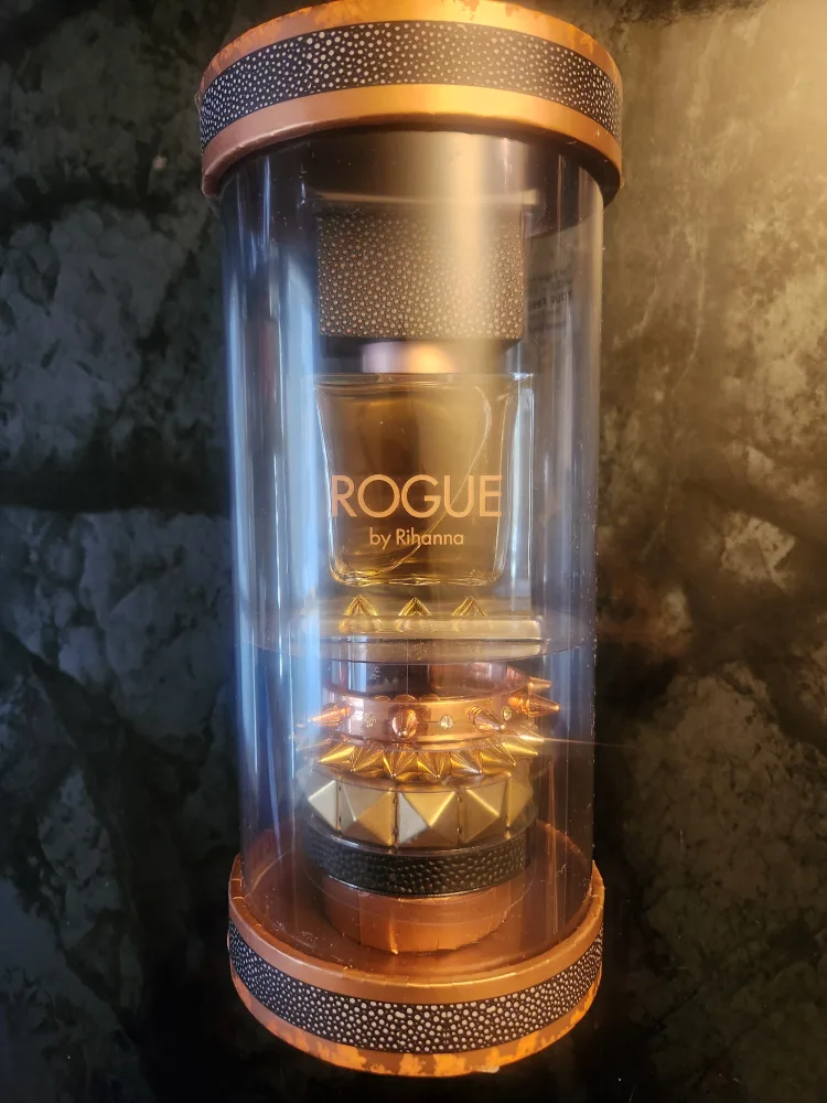 Rogue by Rihanna EDP 75 ml- With Bracelet Stack image indicator(2)