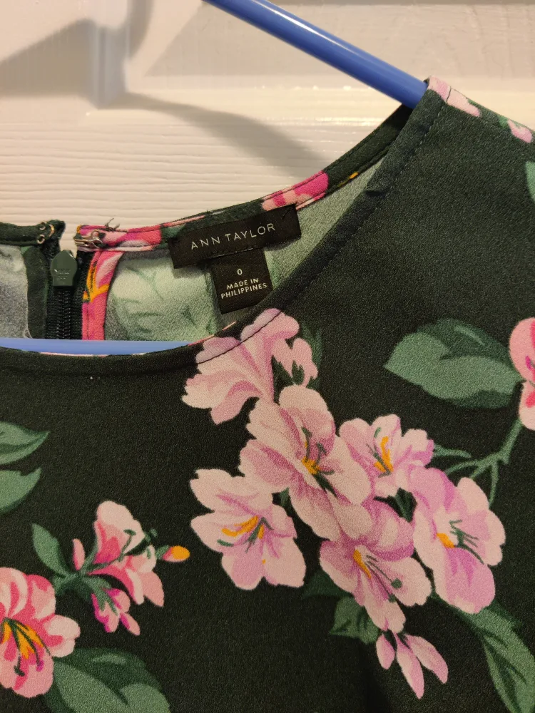 Ann Taylor Floral Top - fits size 4 image indicator(2)