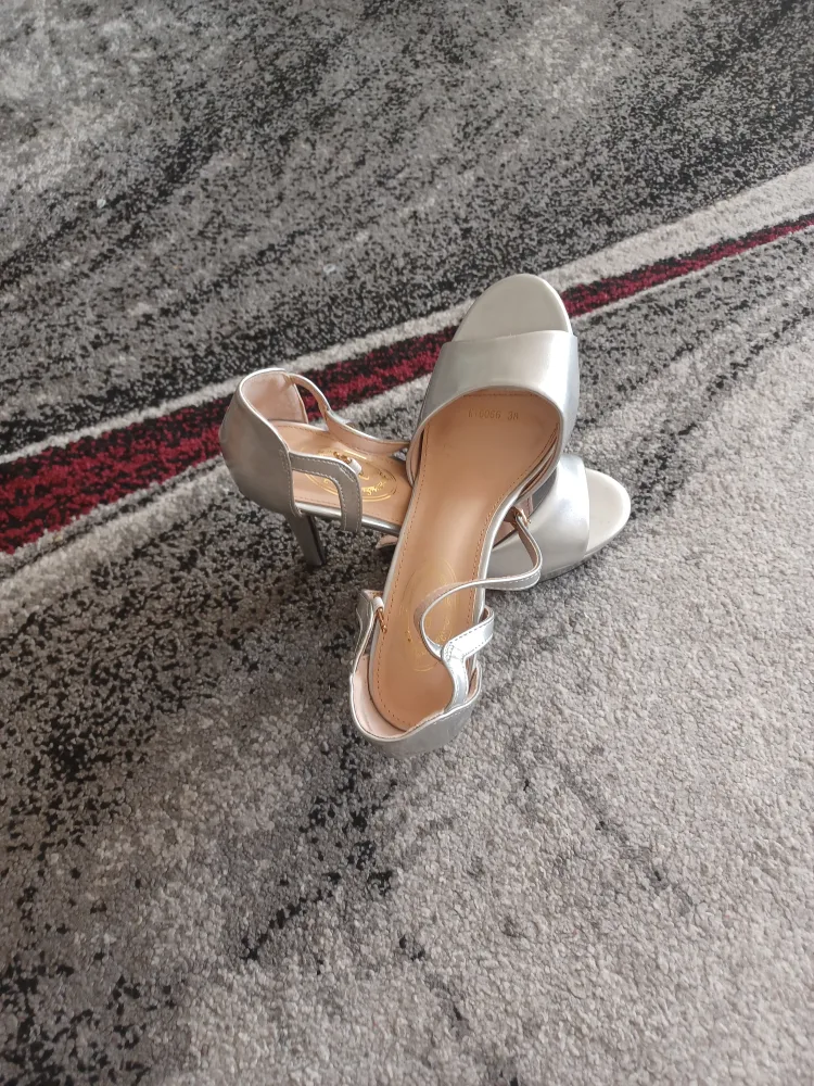 Silver Heels - Size 7.5 image indicator(2)