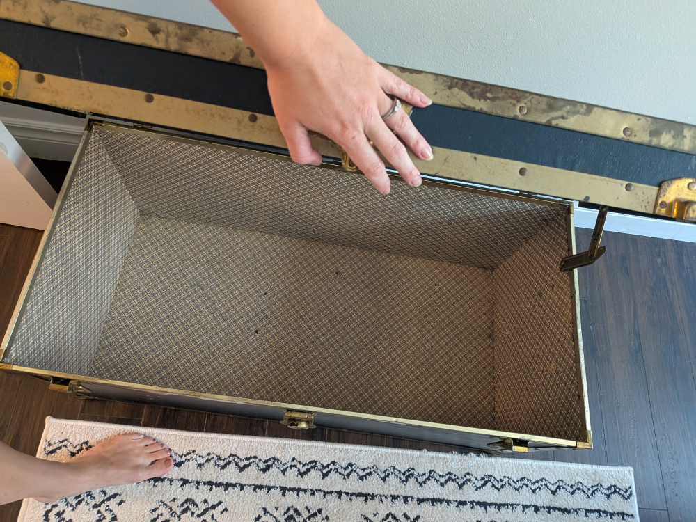 Vintage storage trunk/seat/coffee table - photo 3